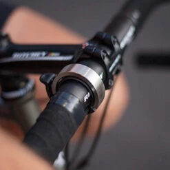 Knog Oi Sonnette Vélo Classic Large Couleur Argent -Messi Boutique knog oi sonnette velo classic large couleur argent 3